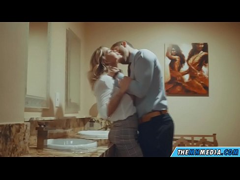 ❤️ När en bystig blondin förför dig på en offentlig toalett ☑ Sluts at sv.ixiporn.ru ️❤